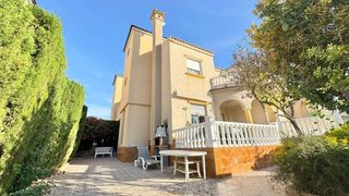 Chalet in Lomas de Cabo Roig - Los Dolses. Amplia villa adosada junto a campos de golf  dehesa de campoamor