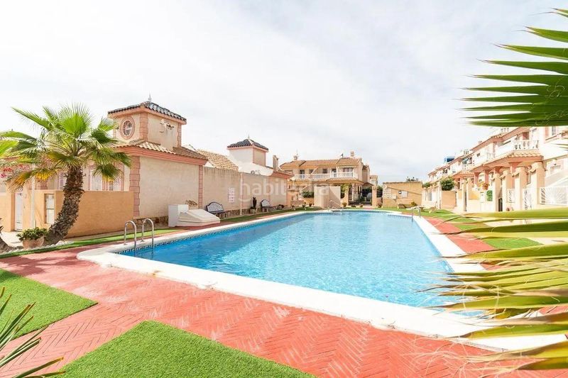 Foto 2423a9ff-3ba2-4f82-8124-bd2d1478207e. Casa aparellada amb aparcament a La Florida Orihuela