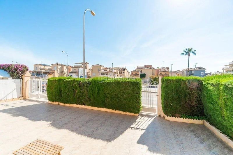 Foto 7791cd29-7bba-4ab8-ab00-d2897d6455f0. Casa aparellada amb aparcament a La Florida Orihuela