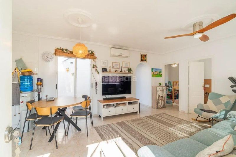 Foto b8fa6a9c-b8a7-4b4a-aba7-32b8d427e693. Casa aparellada amb aparcament a La Florida Orihuela