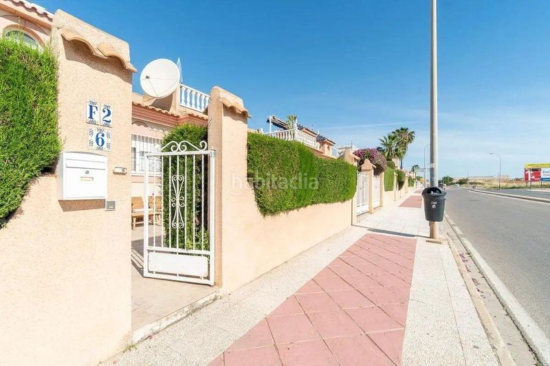 Foto c57128c3-1532-40f8-89bd-df8d158a26de. Casa aparellada amb aparcament a La Florida Orihuela