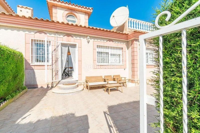 Foto e6292816-169c-4328-9a9b-659829ef9a44. Casa aparellada amb aparcament a La Florida Orihuela