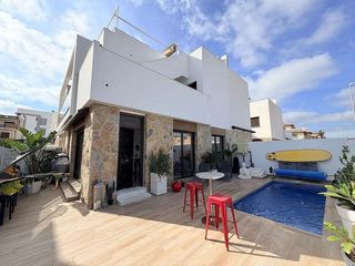 Chalet in Lomas de Cabo Roig - Los Dolses. Villa moderna con piscina privada y solárium en lomas de cabo ro