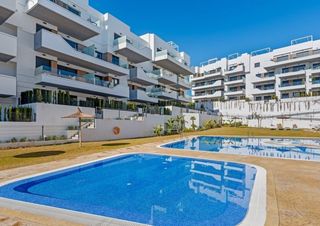 Apartament a Villamartín-Las Filipinas. Apartamento moderno con vistas a la piscina en residencial aire
