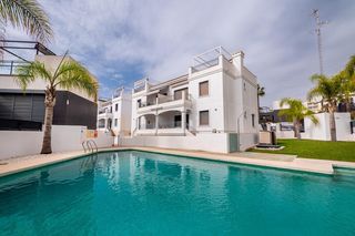 Ático en Lomas de Campoamor - Las Ramblas. Elegante dúplex con solárium privado en villamartín  orihuela co