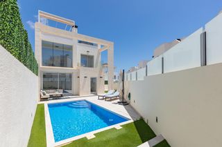 Xalet a Lomas de Cabo Roig - Los Dolses. Villa moderna seminueva con piscina privada y vistas al mar desd