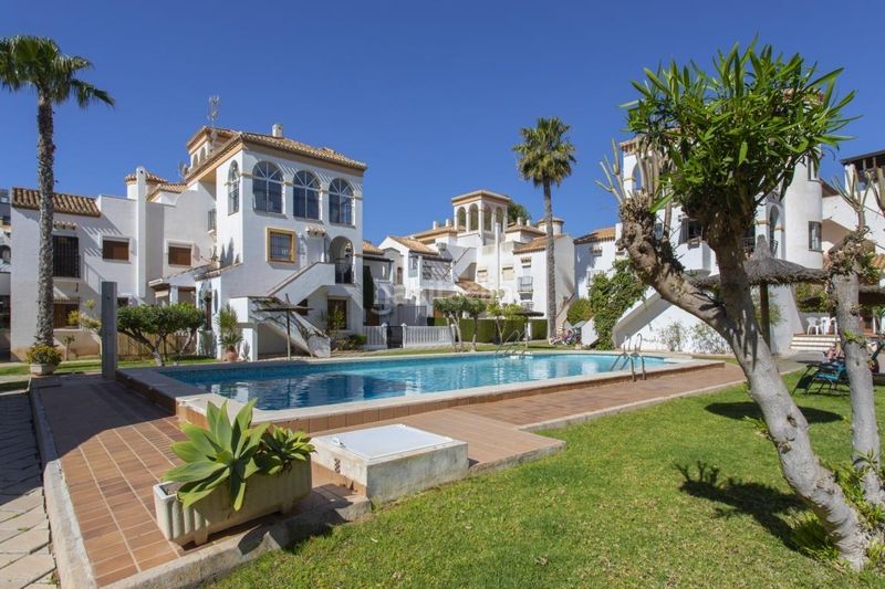 Foto c6e64811-ffd3-43b7-9110-e7981c35521c. Casa amb aparcament a Playa Flamenca Orihuela