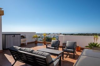 Penthouse in Villamartín-Las Filipinas. Ático moderno de 2 habitaciones con vistas al mar y solarium pri