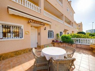 Casa in Villamartín-Las Filipinas. Elegante apartamento en planta baja con dos terrazas y spa