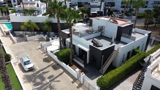 Casa in Villamartín-Las Filipinas. Casa de una planta con solarium privado y piscina  cerca de la f