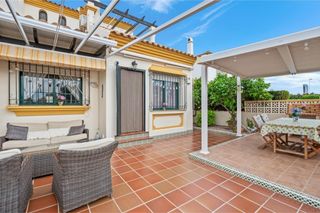 Casa in La Zenia. Casa adosada soleada con amplias terrazas en la zenia