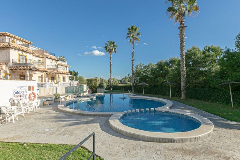 Foto a4f7f5a9-7a1a-4eea-ad1e-5f7bf0de0558. Casa amb aparcament a Playa Flamenca Orihuela