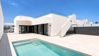 Chalet in Lomas de Cabo Roig - Los Dolses. Villa independiente a estrenar con piscina privada y sótano ampl