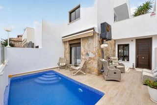 Xalet a Lomas de Cabo Roig - Los Dolses. Casa adosada con piscina climatizada privada y solarium en la az