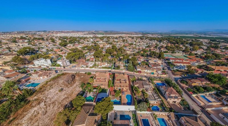Foto 26b2f5a6-267c-4e3f-8536-31fbe244f6de. Chalet con parcheggio in Los Balcones-Los Altos Torrevieja
