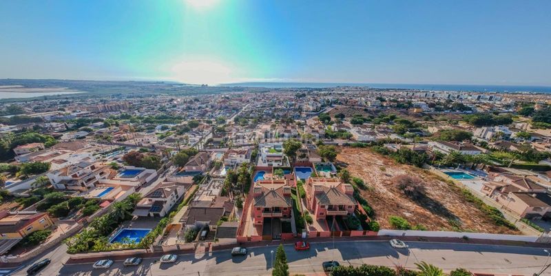 Foto ceb5de63-f3d1-4545-a767-6f196b8e0d7b. Chalet con parcheggio in Los Balcones-Los Altos Torrevieja