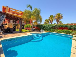 Xalet a Los Balcones-Los Altos. Chalet pareado con piscina privada y apartamento independiente