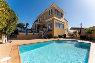 Casa adosada  José aguiar. Chalet en la montaña con piscina y barbacoa