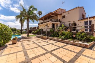 Casa  Camino viejo la calzada. Exclusivo chalet con piscina, pista de tenis y amplios jardines