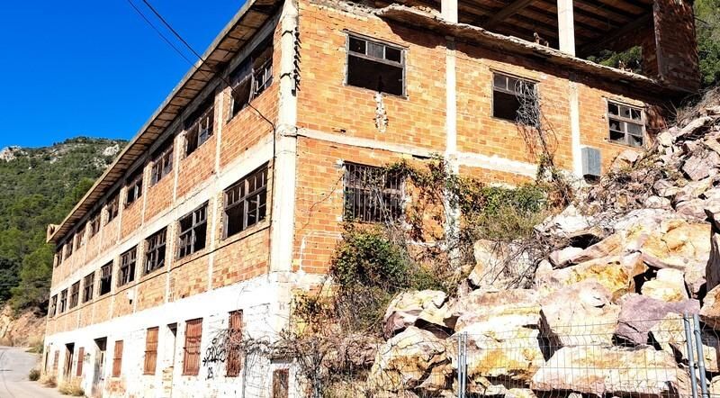 Foto 37ff0a67-c29b-4118-8f85-c45a011af8d0. Edifici a polígono poligono 32 329 a Serra