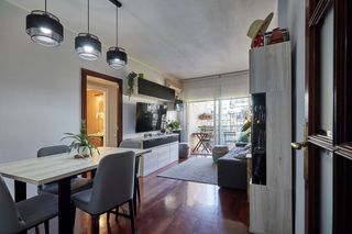 Flat in Carrer de n�pols 109. Piso de 4 habitaciones, 2 ba�os, balc�n. muy cerca de arc de tri