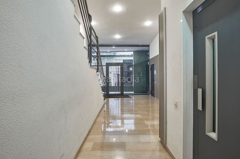 Foto 017a45b4-c9bb-4cff-aa8a-c0656b22e9a5. Piso vive a pie: luz, terraza y vida en el corazón de la ciudad. en Barcelona