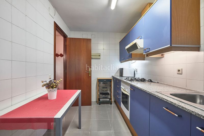 Foto c800a2ec-3ae2-4f3f-8671-623af5766e8a. Piso vive a pie: luz, terraza y vida en el corazón de la ciudad. en Barcelona