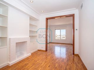 Alquiler Piso  Avenida roma. Elegante piso reformado con balcón y vistas a montjuïc