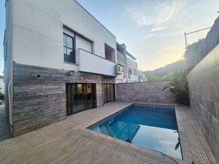 Doppelhaus  Carrer mossen maria martinez. Casa apareada con piscina