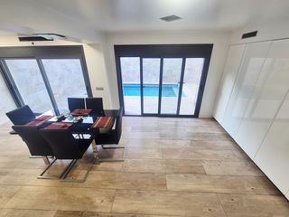 Casa aparellada  Carrer mossen maria martinez. Casa apareada con piscina