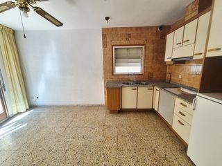 Reihenhaus  Carrer camí de sant joan. Casa de pueblo esquinera con terraza y mucha luz junto a la play