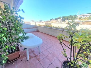Casa adossada a Caldes d´Estrac. Chalet adosado para entrar a vivir con terraza y parking