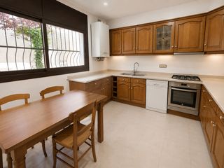 Casa adossada a Caldes d´Estrac. Chalet adosado para entrar a vivir con terraza y parking