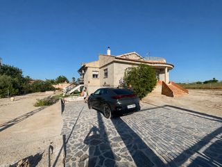 Chalet in Barrio lo cartagena mo 35. Villa independiente con piscina, amplitud y privacidad en plena