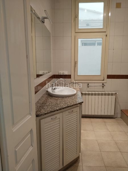 Foto 532fe0c2-510b-4a34-b7af-c23c74b54ed1. Casa adossada amb xemeneia calefacció a Centre Rubí