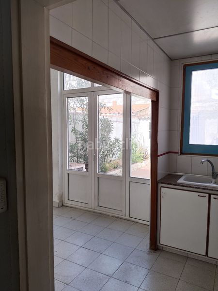 Foto 8ac7b824-6f78-4b72-bae0-907e33218ab5. Casa adossada amb xemeneia calefacció a Centre Rubí