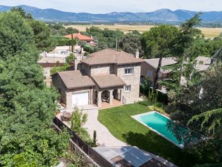 Chalet  Calle albacete de. Chalet independiente con piscina y jardín junto a villalba estac