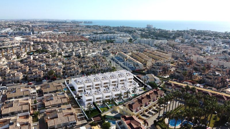 Foto c5390036-2c88-4b49-bdba-b1423ce87f07. Casa aparellada amb aparcament piscina a La Regia Orihuela