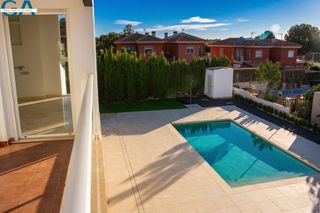 Xalet a Monforte del Cid. Exclusivo chalet moderno en primera línea de alenda golf