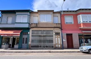 Reihenhaus  Rúa do progreso 132. Vivienda con jardín y local comercial en calle principal de a rú