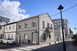 Maison  Rúa compostela 9. Vivienda con jardín y garaje privado en una de las zonas más dem