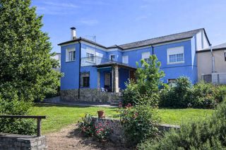 Chalet  Rúa san roque 47. Casa con gran jardín, bodega de piedra y parte edificable