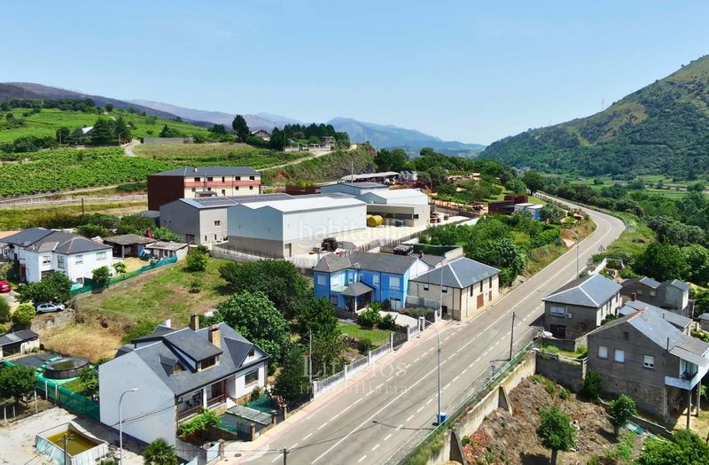 Foto f738bf22-c7ee-45b3-a18b-6aa0d6d1151d. Chalet casa con gran jardín, bodega de piedra y parte edificable en Rúa (A)