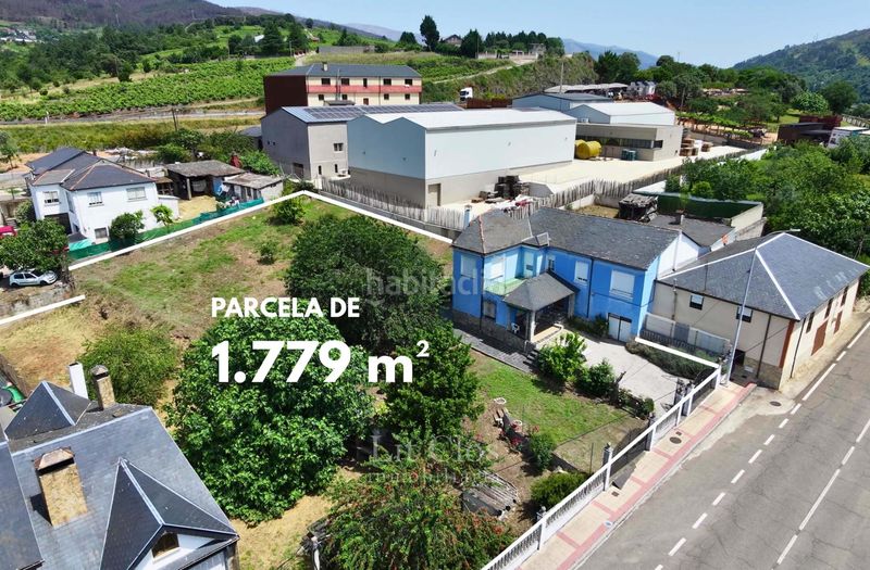 Foto f7b6ada9-8786-4e1b-a178-8c9137527671. Chalet casa con gran jardín, bodega de piedra y parte edificable en Rúa (A)