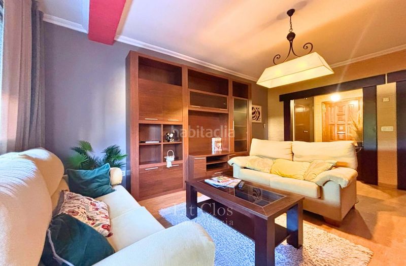 Foto ae857e52-9f27-48d4-a04b-3703e11fbc6c. Pis a rúa colombia 16 a Rúa (A)