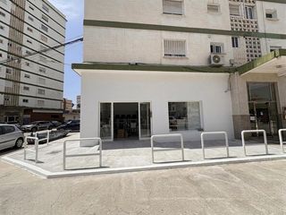 Lloguer Local Comercial  Calle calle azucarera. Excelente local comercial con altillo, almacén y parking privado