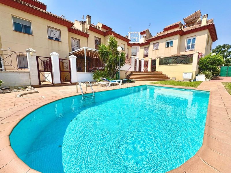 Foto 1c47d421-fcf3-424c-b315-536101889a08. Casa aparellada amb aparcament piscina a Benajarafe