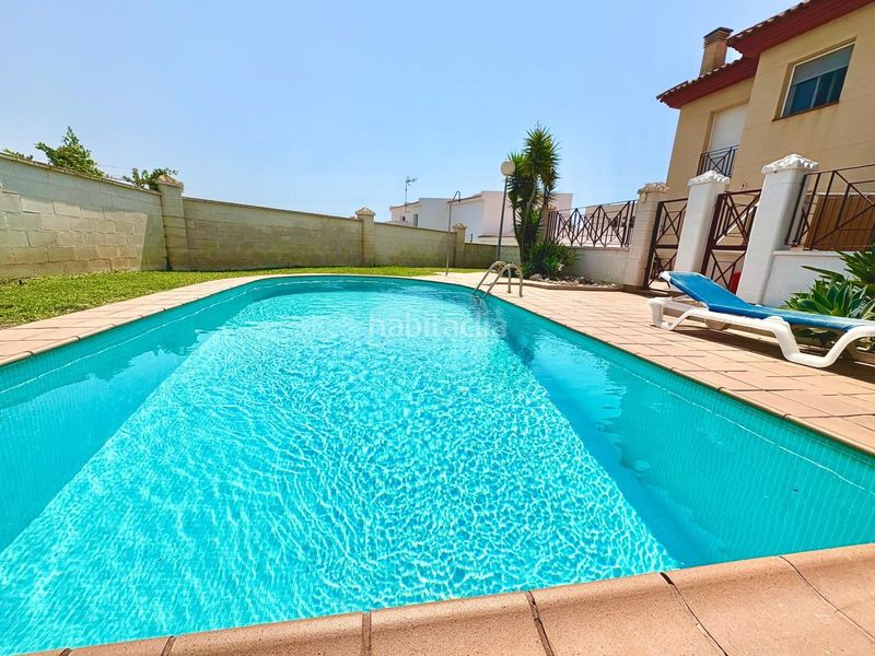 Foto 448630da-2a8d-4567-aabf-9e301922f716. Casa aparellada amb aparcament piscina a Benajarafe