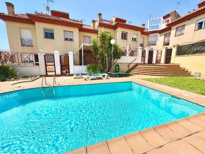 Foto 6ed7e4de-b080-418c-86ec-2e4b7aaa1c15. Casa aparellada amb aparcament piscina a Benajarafe