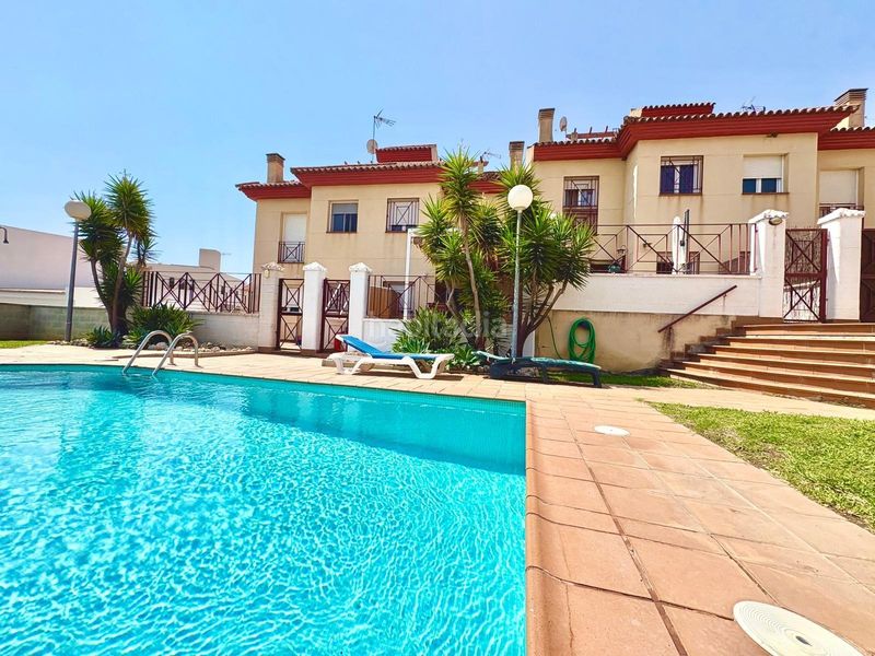 Foto 7cdc41d5-db6f-4f44-9707-736ef78e1276. Casa aparellada amb aparcament piscina a Benajarafe